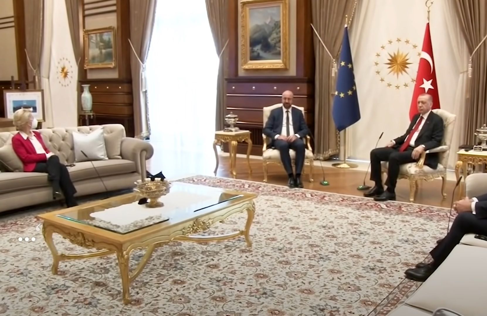 На срещата с Ердоган за Урсула фон дер Лайен бе отредено място на канапето