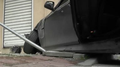 Автомобил се вряза в жилищна сграда до оживено кръстовище в