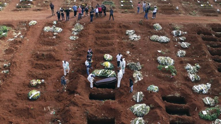 Бразилия постави нов антирекорд по денонощен брой жертви на Ковид-19,