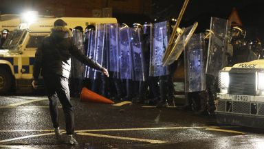 Въпреки призивите за спокойствие отправени от Дъблин Лондон и Вашингтон