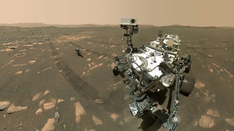 НАСА показа селфи на роувъра на Марс в компанията на миниатюрен хеликоптер