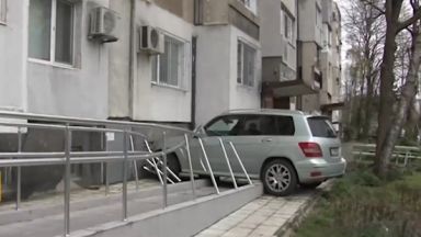 Автомобил се вряза в жилищен блок в Бургас и повреди инвалидна рампа