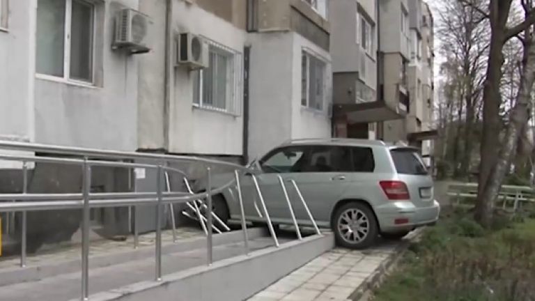 Автомобил се вряза в жилищен блок в Бургас и повреди