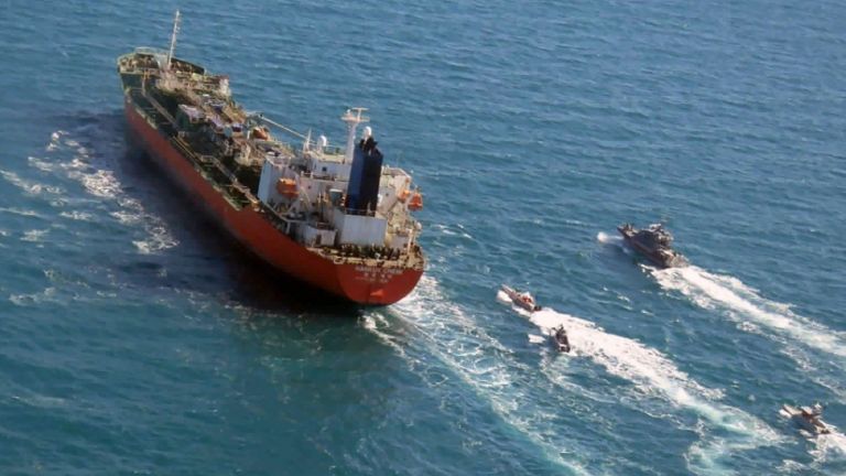 Иран освободи петролен танкер под южнокорейски флаг, който беше заловен