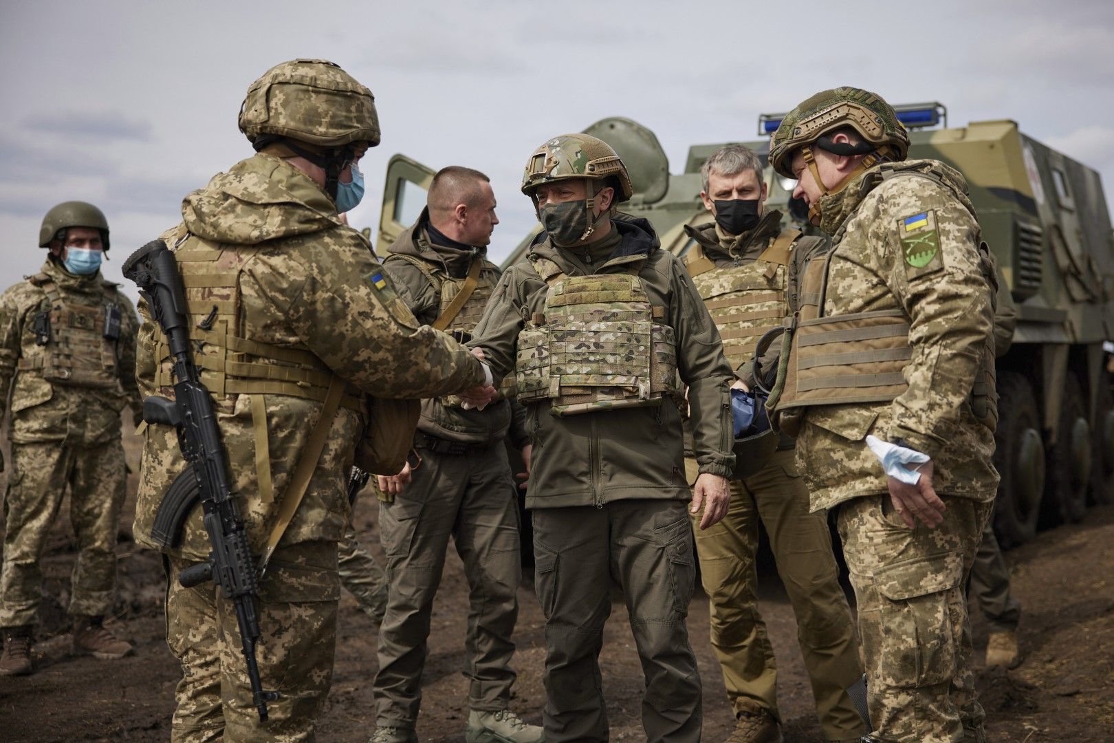 Украинският президент Володимир Зеленски се ръкува с войник при посещението си в засегнатия от войната регион Донецк, Източна Украйна, четвъртък, 8 април 2021 г.