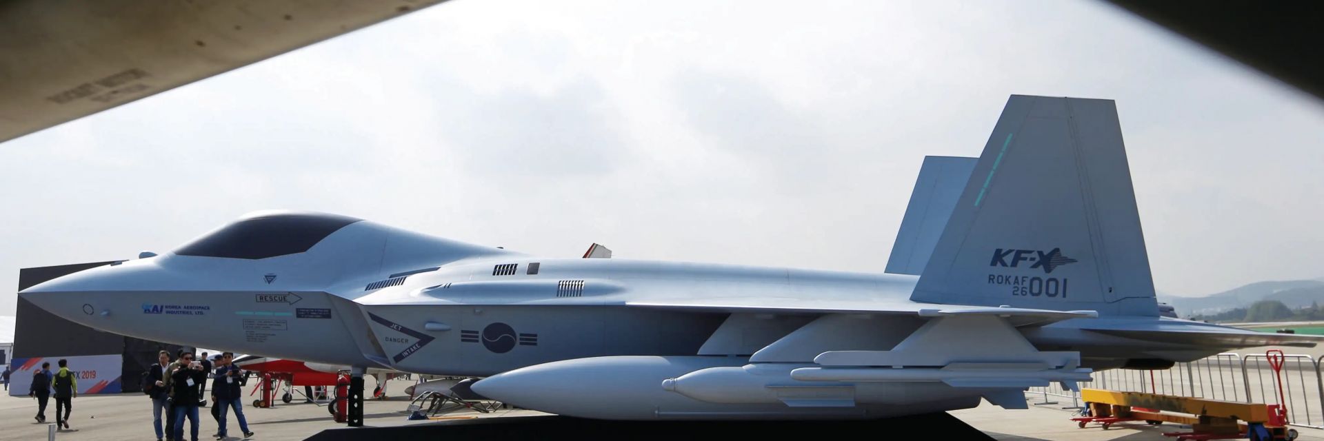 Южна Корея показа своя стелт изтребител (снимки)