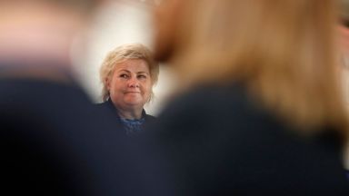 Глобиха премиерката на Норвегия, празнувала рожден ден с повече от 10 души