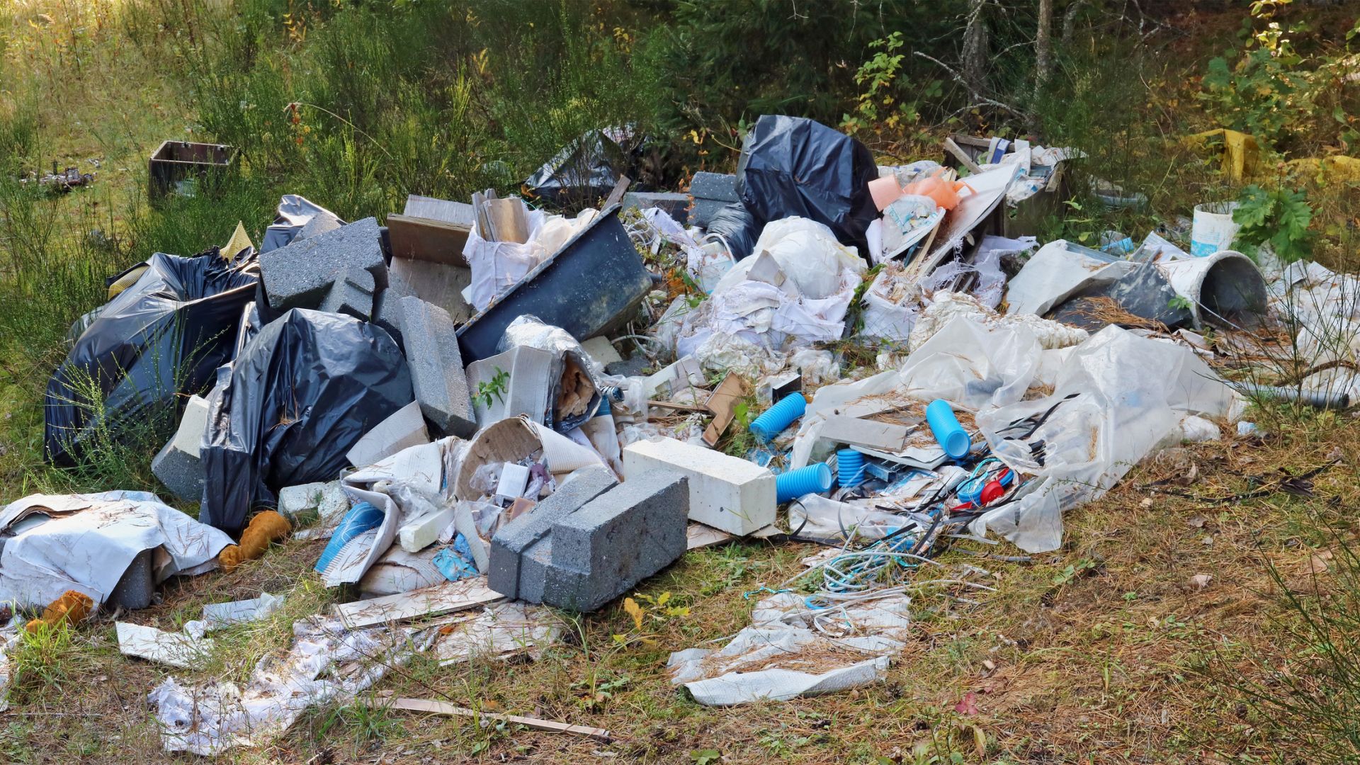 Строителните отпадъци тайно се изхвърлят в реки, дерета, гори: Никой не знае колко са