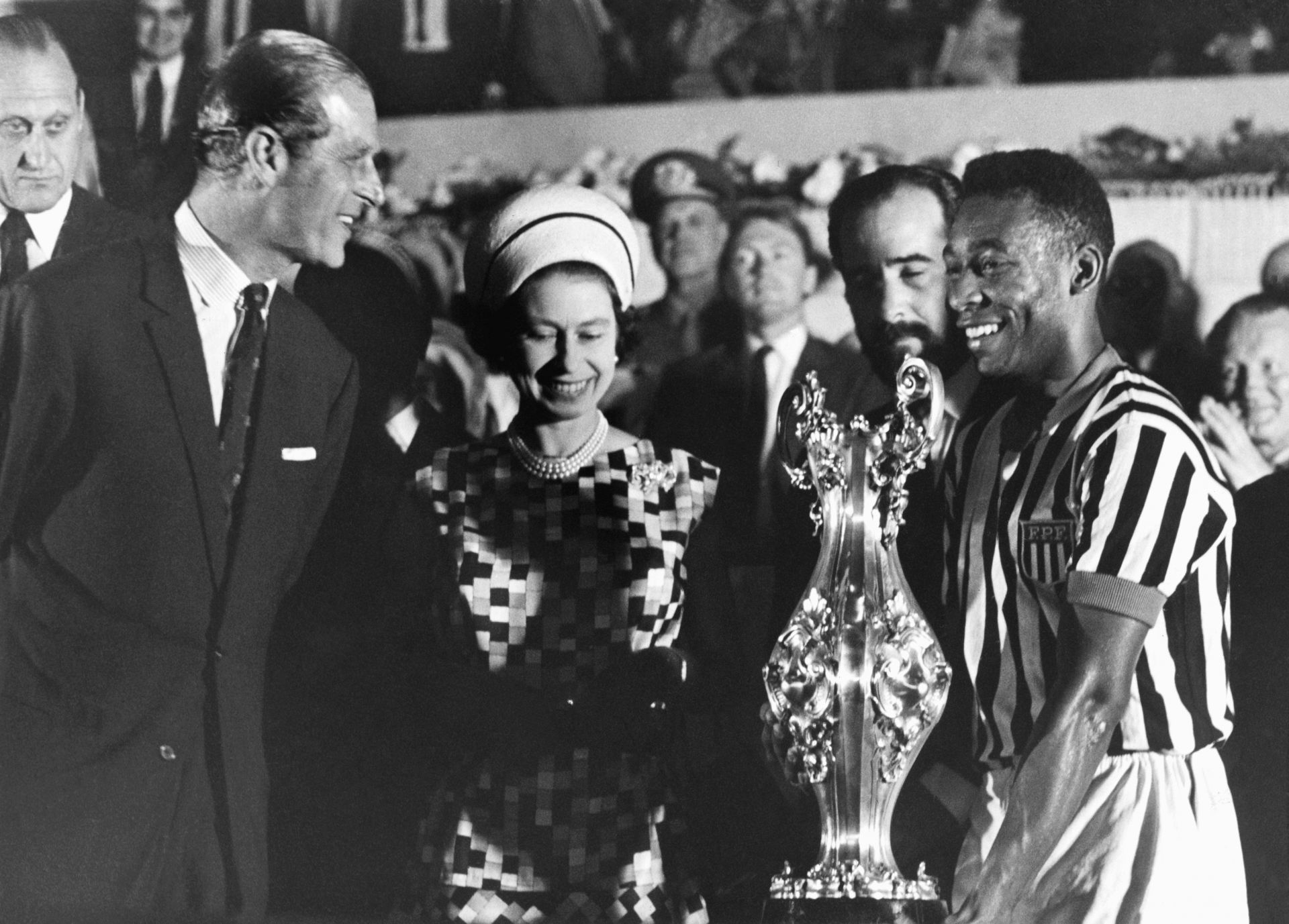Принц Филип и Елизабет Втора връчват купа на футболиста Пеле през ноемви 1968 г. на стадиона в Рио де Жанейро, Бразилия