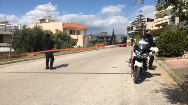 Гръцки телевизионен журналист беше застрелян пред дома си в южното