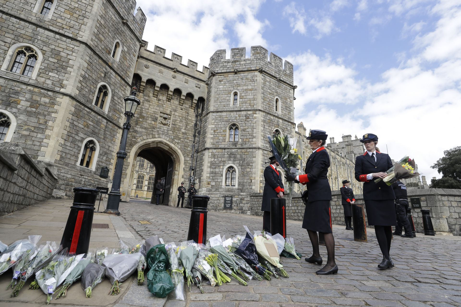 поданици на Обединеното кралство поднасят цветя пред Бъкингамския дровец и Уиндзорския замък след смъртта на принц Филип