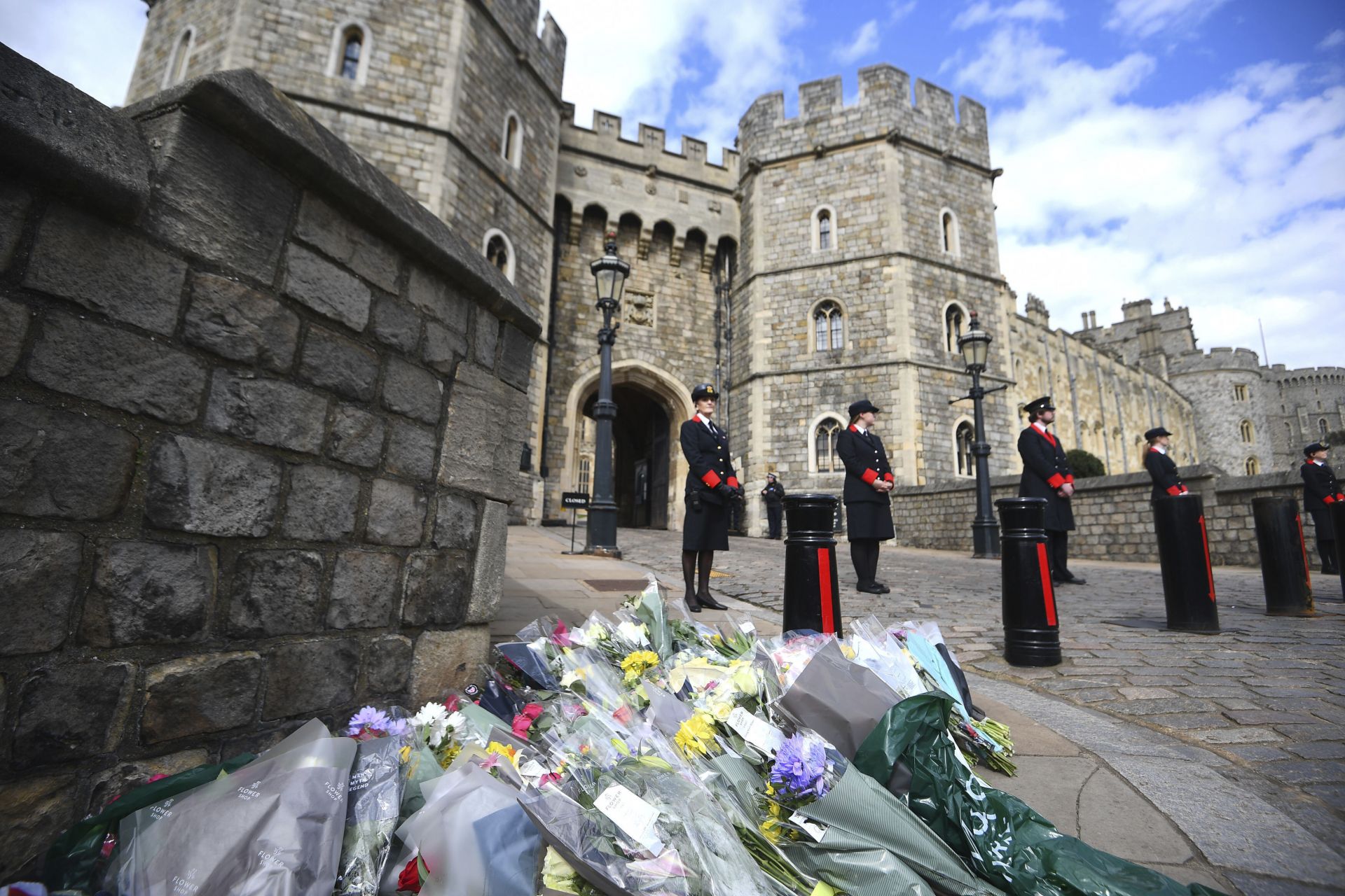 поданици на Обединеното кралство поднасят цветя пред Бъкингамския дровец и Уиндзорския замък след смъртта на принц Филип