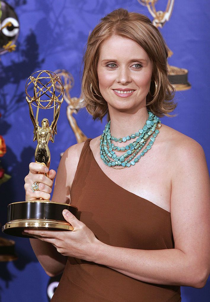 Синтия получава награда "Еми" за най-добра поддържаща женска роля в комедиен сериал през 2004 г.