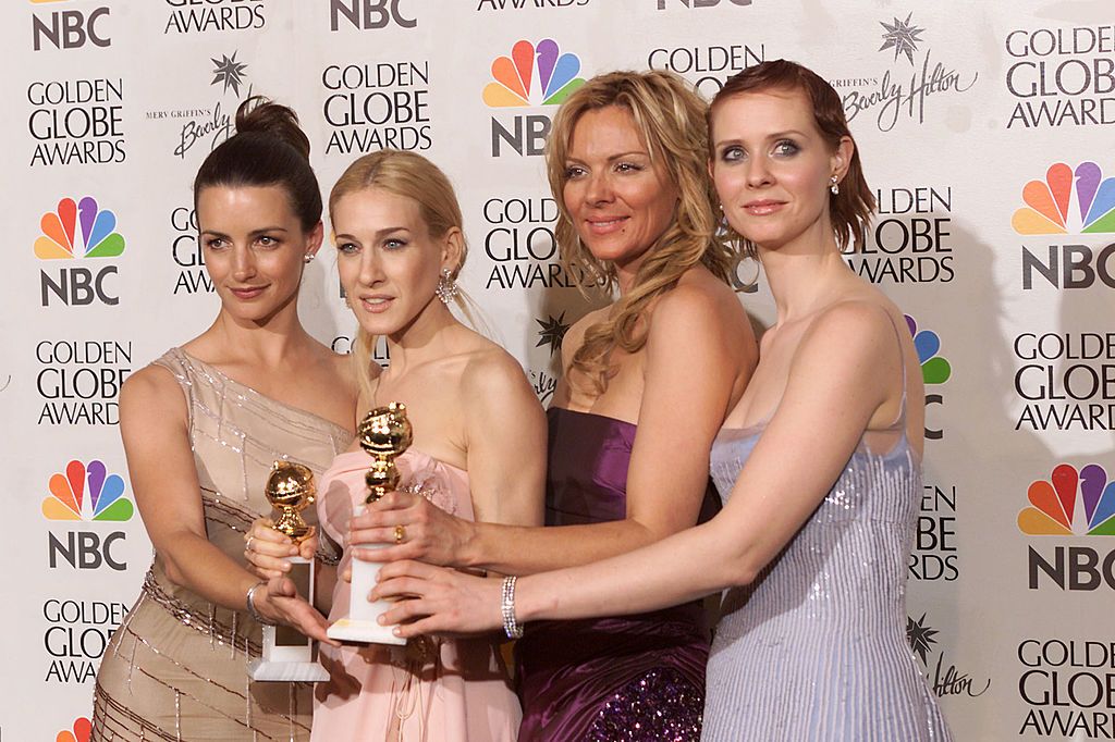 Синтия, Сара, Ким и Кристин позират с двете наградите "Златен глобус", с които е отличен сериала "Сексът и градът" през 2001 г.