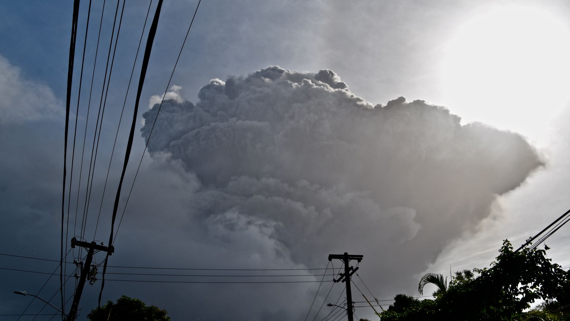 Вулканът на карибския остров Сейнт Винсънт изригна (видео)