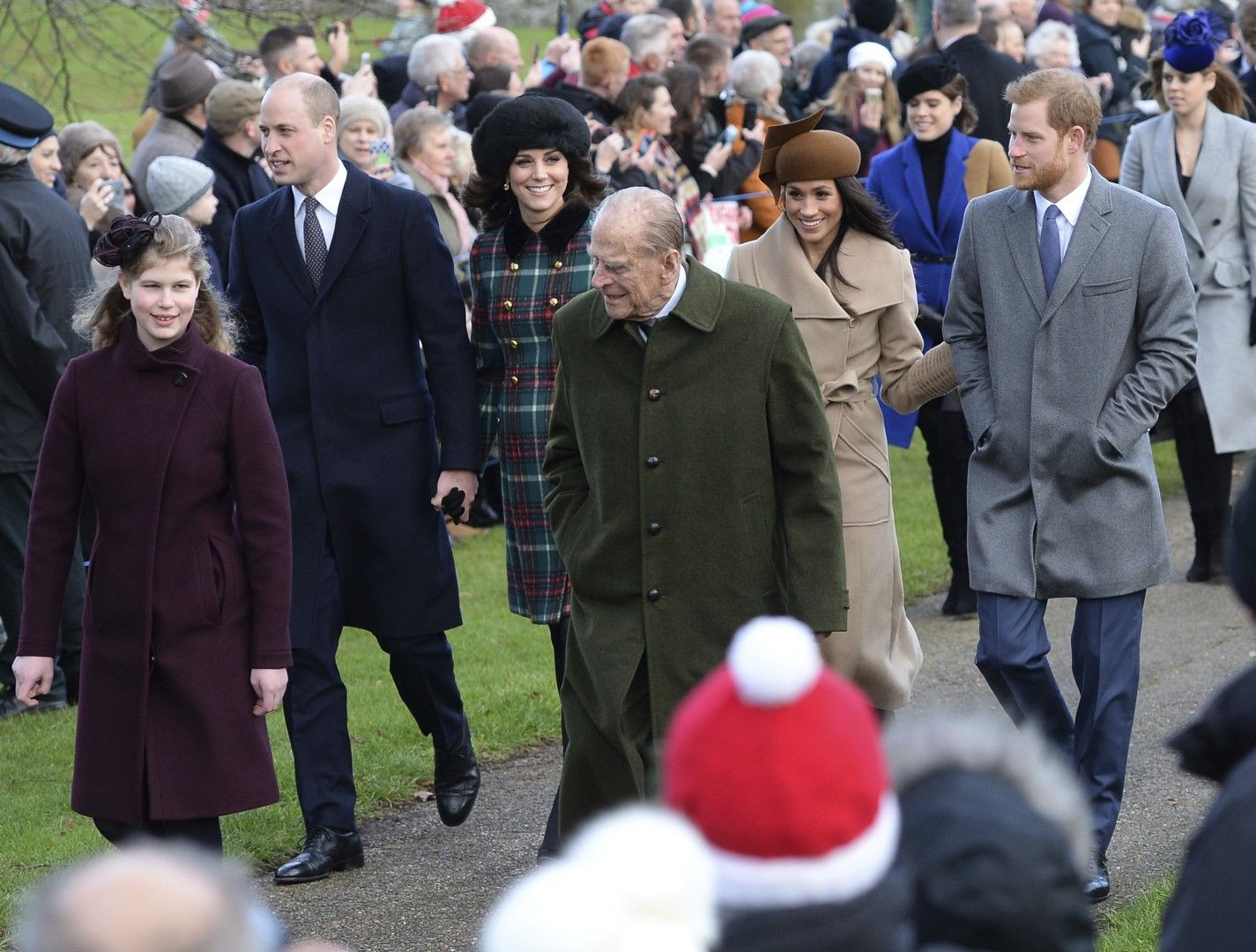 Принц Филип, зад него вдясно са принц Хари и Меган, Коледа на 2017 г.