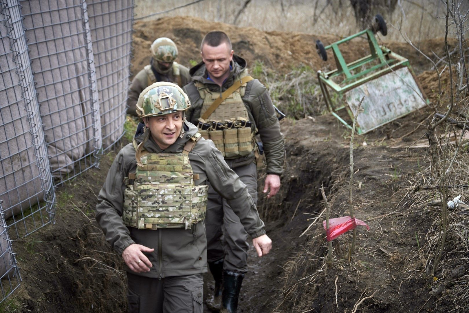 Президентът на Украйна Володимир Зеленски в бойни окопи в Донбас