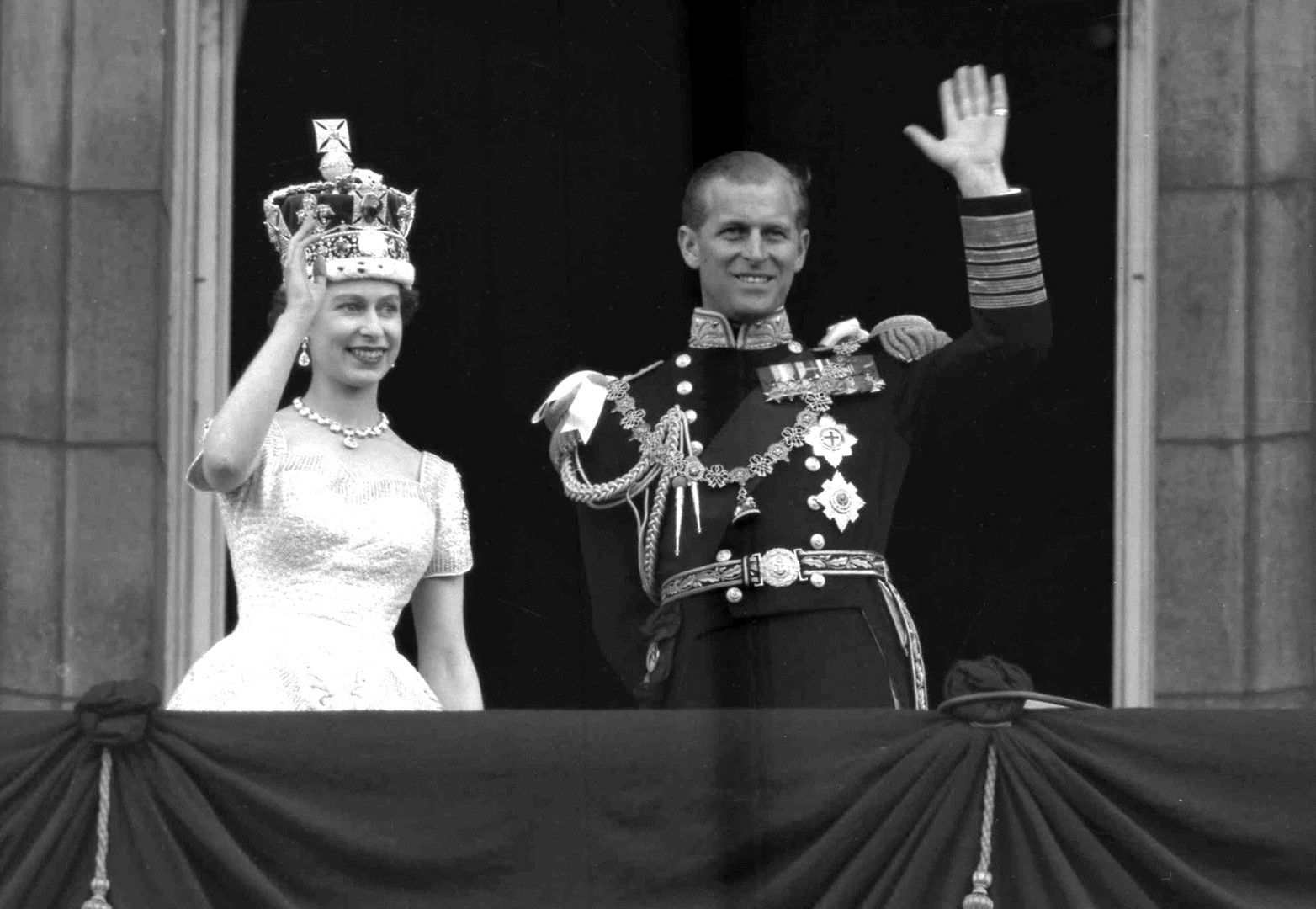2 юни 1953 г., британската кралица Елизабет II и нейният съпруг Филип, херцогът на Единбург, махат от балкона на Бъкингамския дворец след коронацията на кралицатаон
