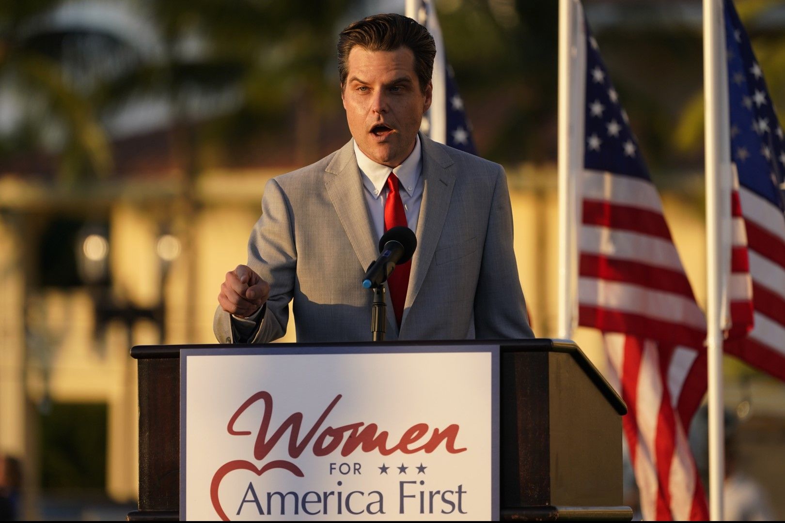 В реч на среща под надслов "Жени за "Америка на първо място"" в курорт на Тръмп в Маями, щата Флорида, конгресменът Мат Гейц разкритикува "безумните конспиративни теории"