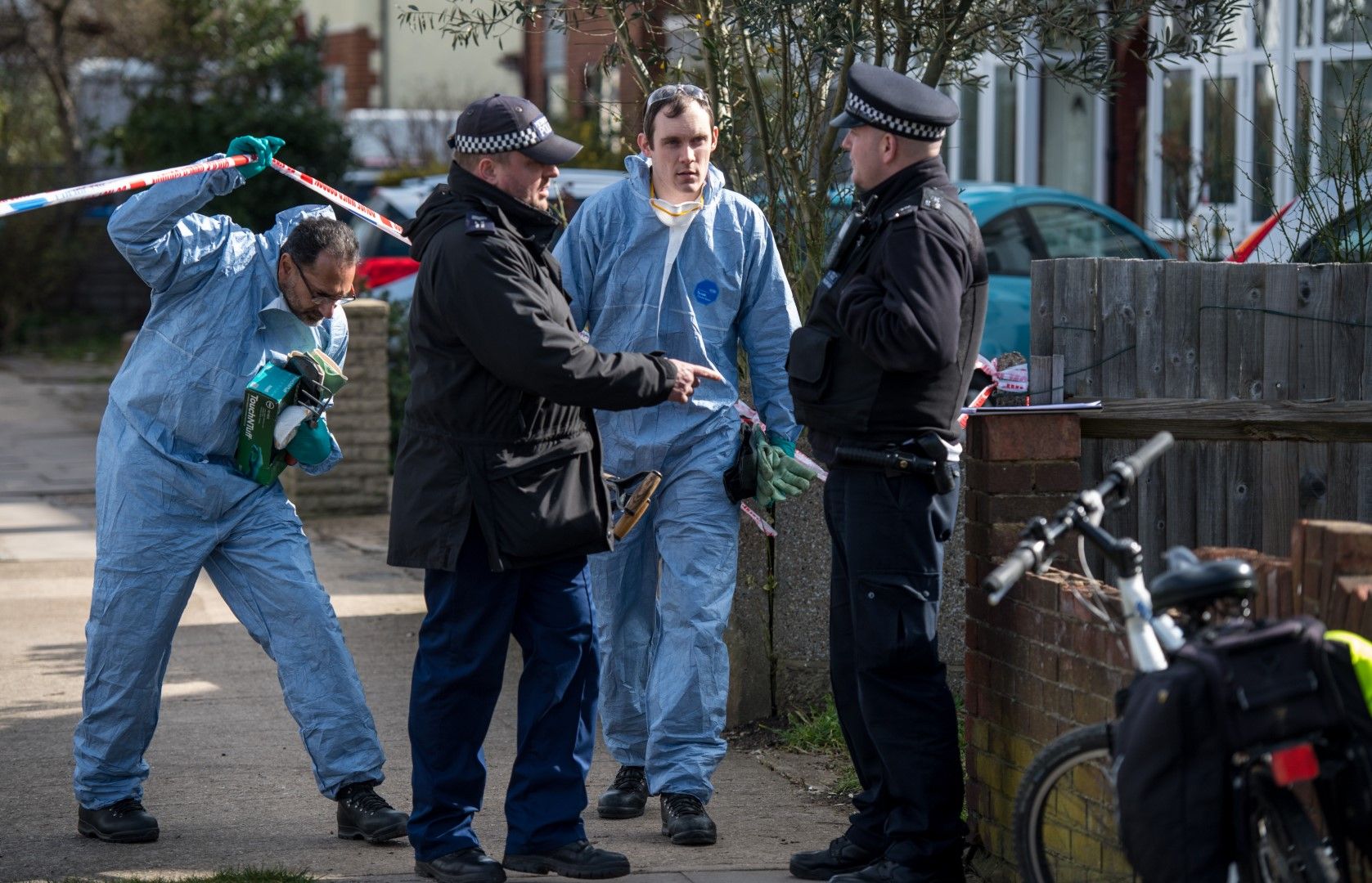 Криминалисти пред дома на руския имигрант Николай Глушков, който е намерен мъртъв в дома си в Ню Малдън на 14 март 2018 г. в Лондон, Англия