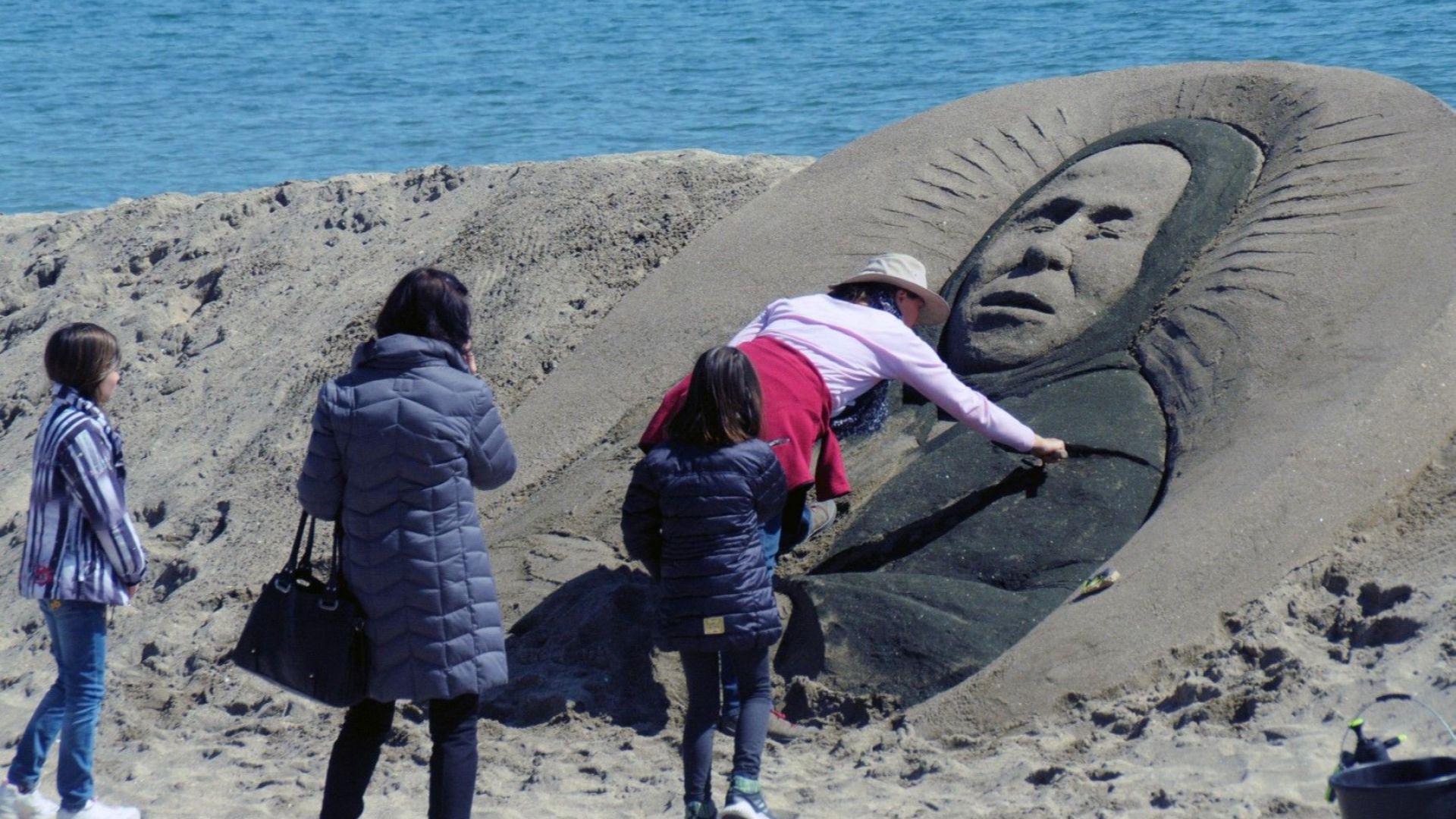 Нидерландка извая пясъчна скулптура на Баба Ванга на плажа в Бургас