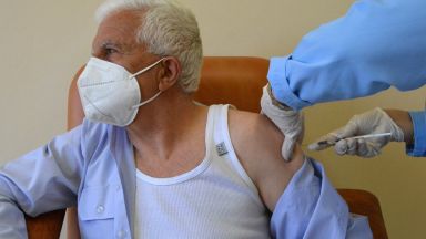 Ваксината срещу коронавирус не пази на 100 Ваксинираните трябва да