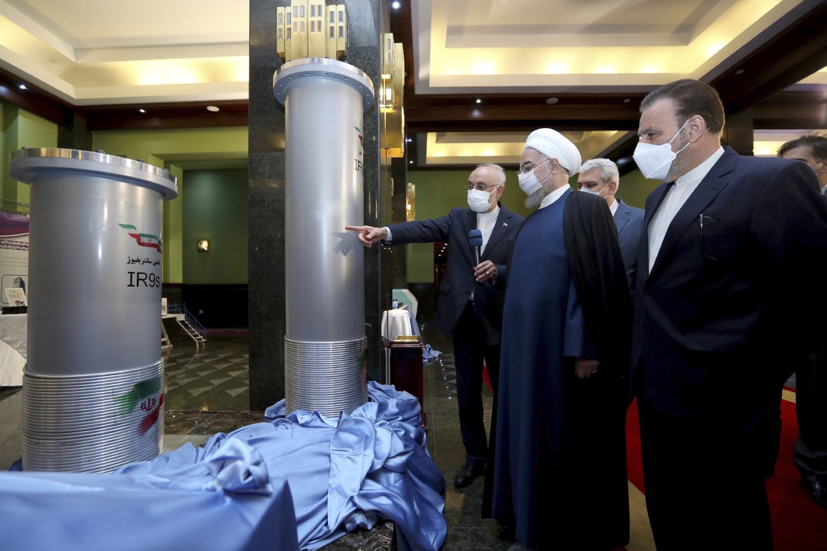 Президентът Хасан Рохани, вторият отдясно, слуша ръководителя на Организацията за атомна енергия на Иран Али Акбар Салехи при демонстрация на новите ядрени постижения на Иран (центрофуги) в Техеран, Иран, на 10 април 2021 г. 