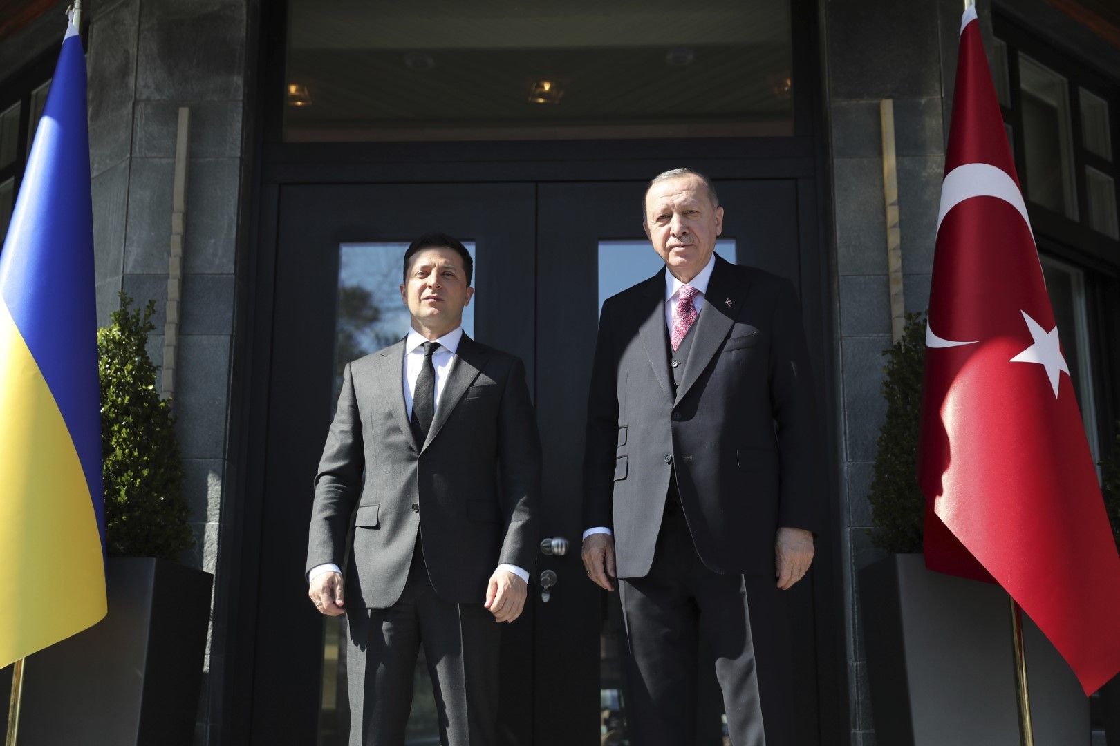 Ердоган посрещна президента на Украйна Володимир Зеленски в Истанбул на 10 април