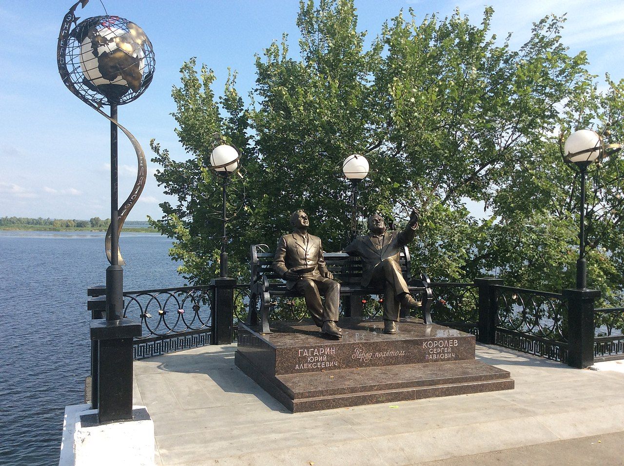 Паметник на Юрий Гагарин и Сергей Корольов