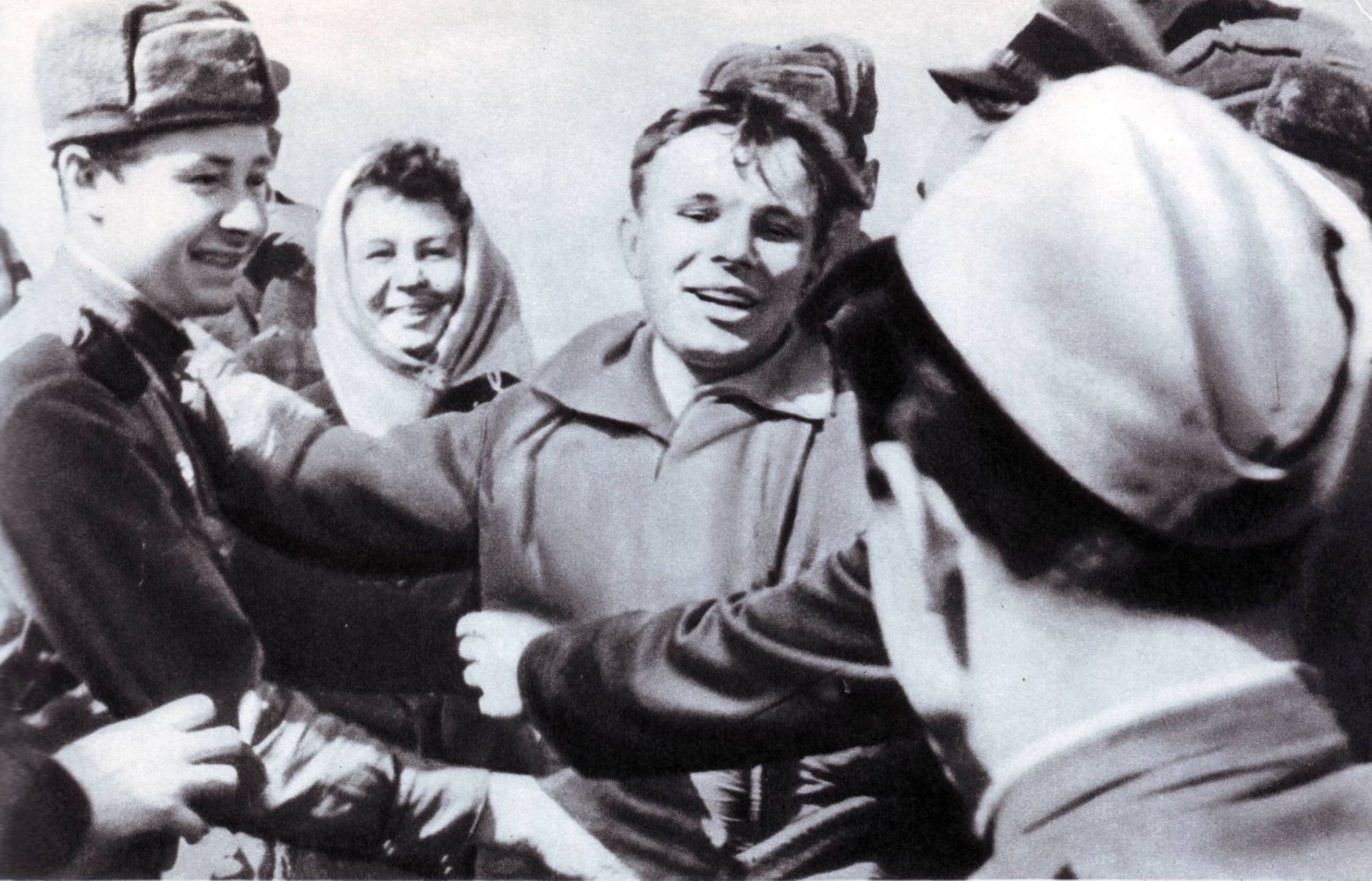 Посрещането на Гагарин минути след кацането му