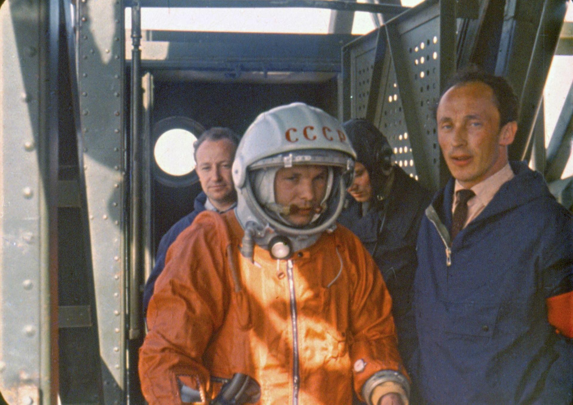 Юрий Гагарин върви към ракетата в утрото на 12 април 1961 г.