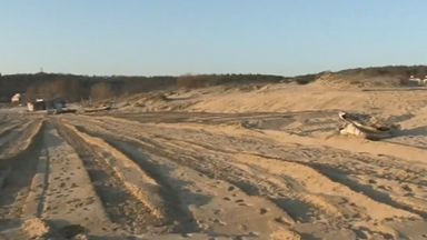 Снимки и видеоклипове показващи заравняване с трактор на плаж Смокиня