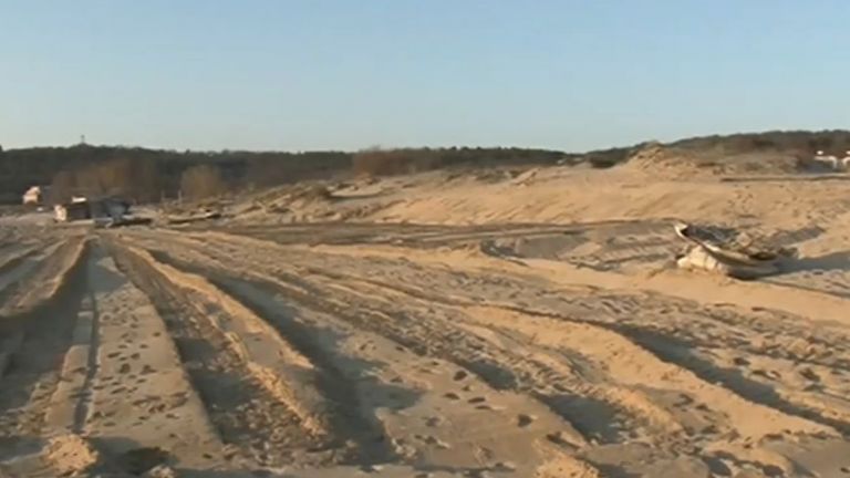 Снимки и видеоклипове, показващи заравняване с трактор на плаж Смокиня