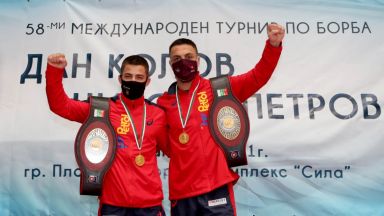 Дейвид Димитров и Микяй Наим с поясите "Никола Петров" и "Дан Колов"