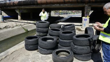 75 стари гуми се озоваха в коритото на Слатинската река