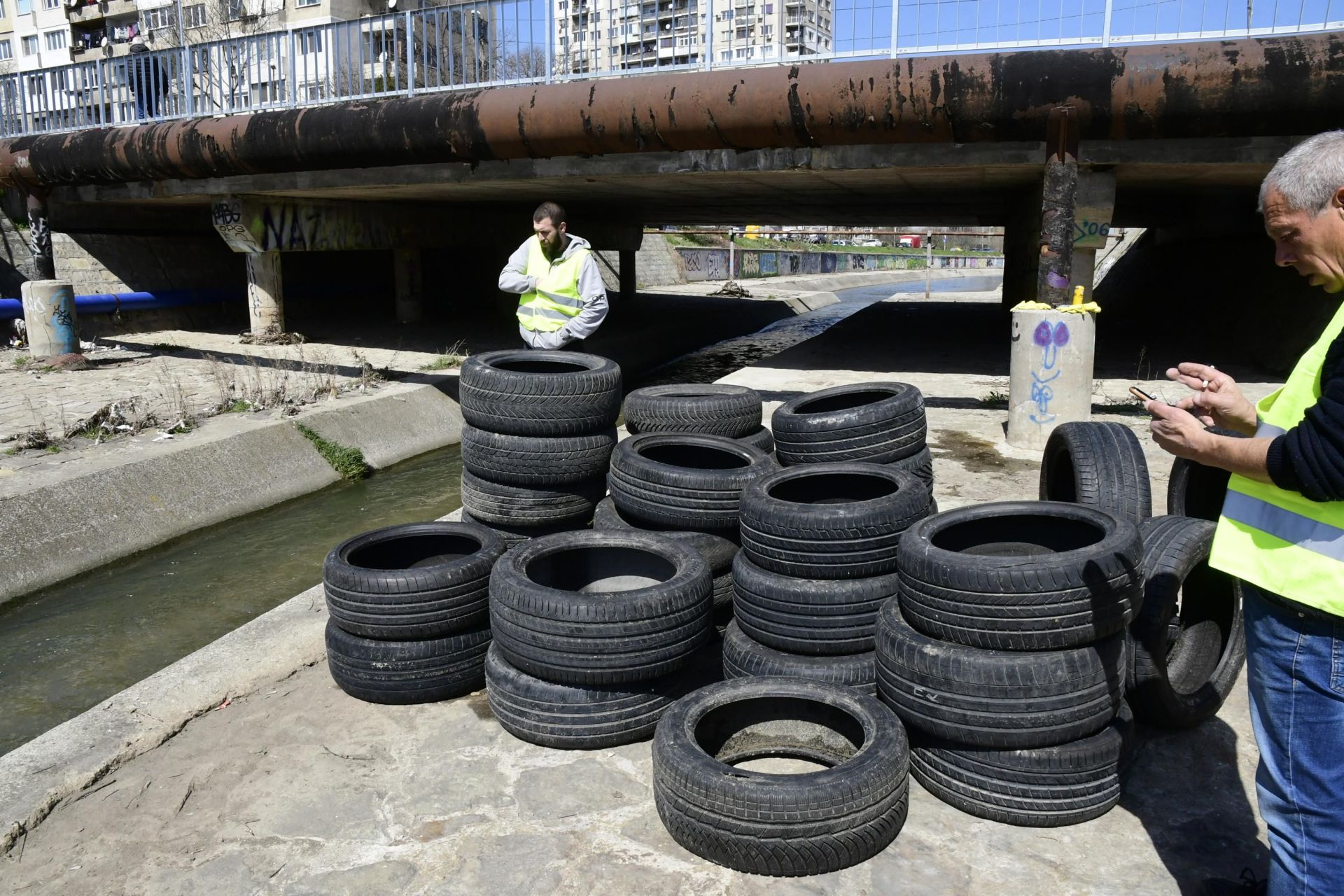 75 гуми наскоро бяха извадени от Слатинска река