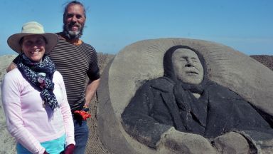 Пясъчна фигура на пророчицата Ванга изваяха Пол и Реми Хогард