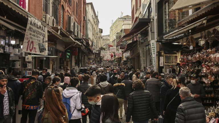 Тези дни хранителните магазини в Турция правят баснословни обороти. Милиони
