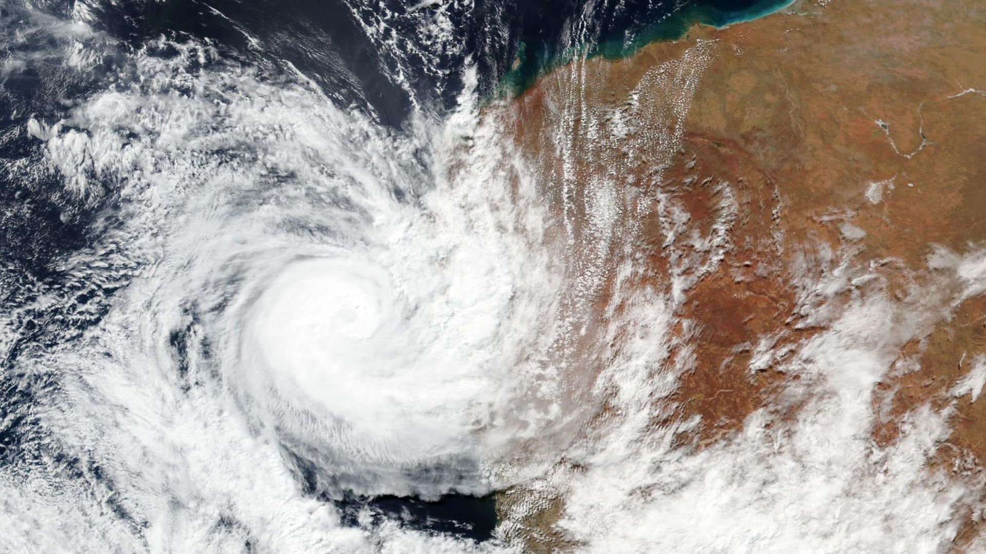 Разрушителен циклон нанесе щети в Австралия, десетки хиляди хора са без ток (снимки/видео)