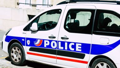 Двама души бяха простреляни днес пред парижка болница съобщи източник