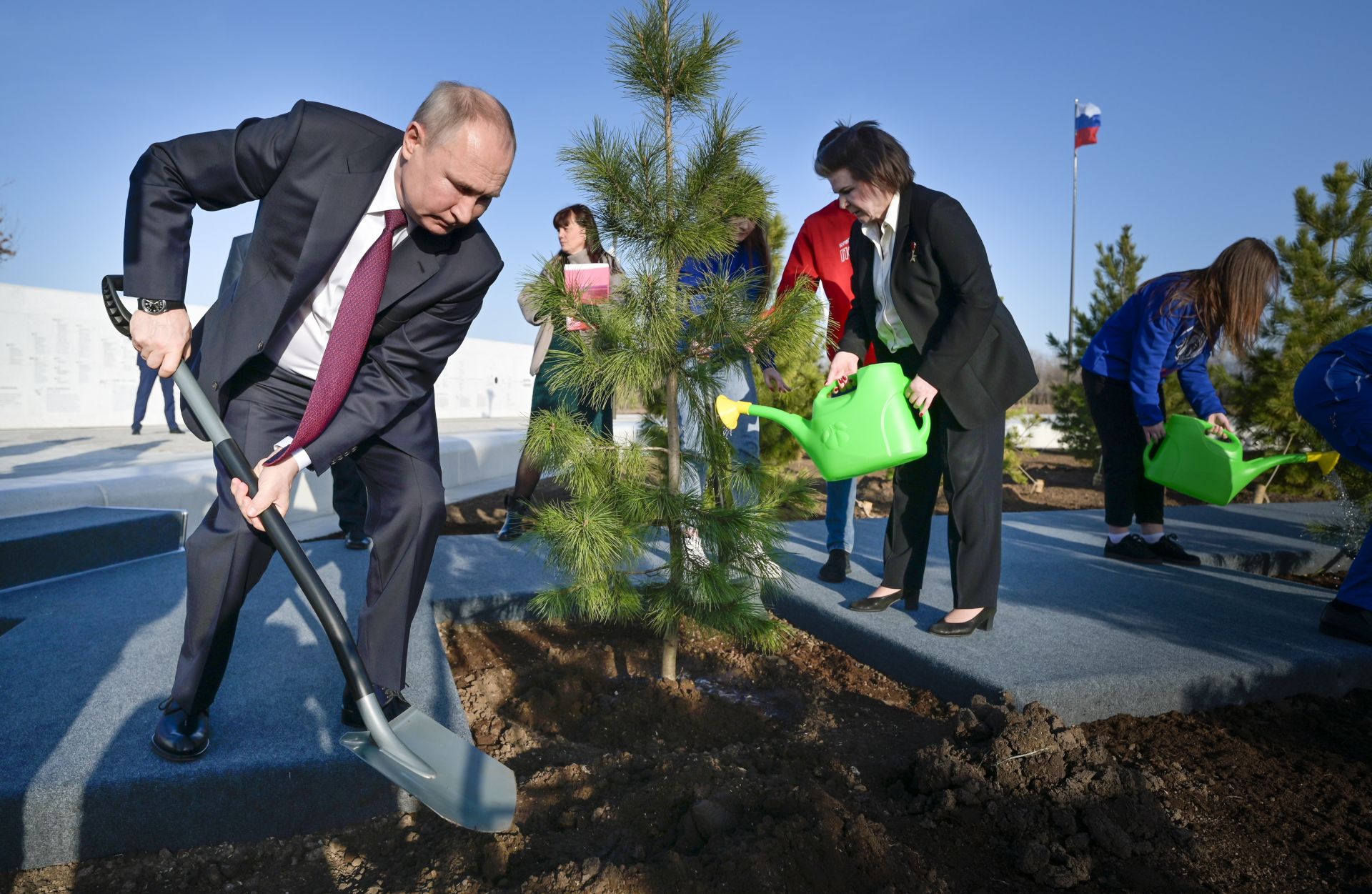 Руският президент засади дръвче край мемориала