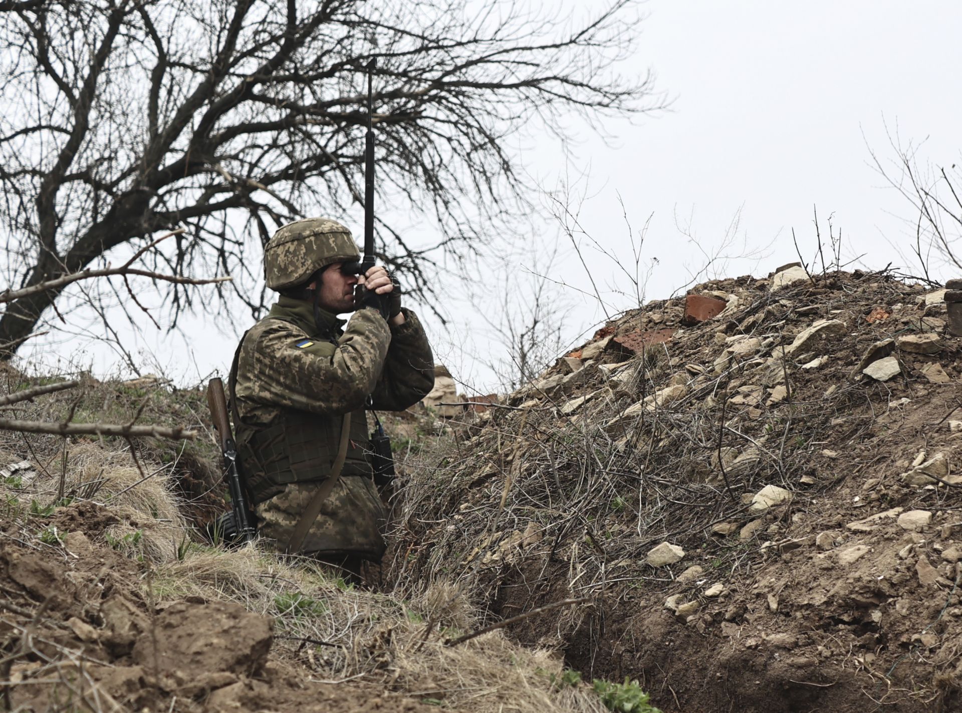 Украински войник в окоп край Донецк