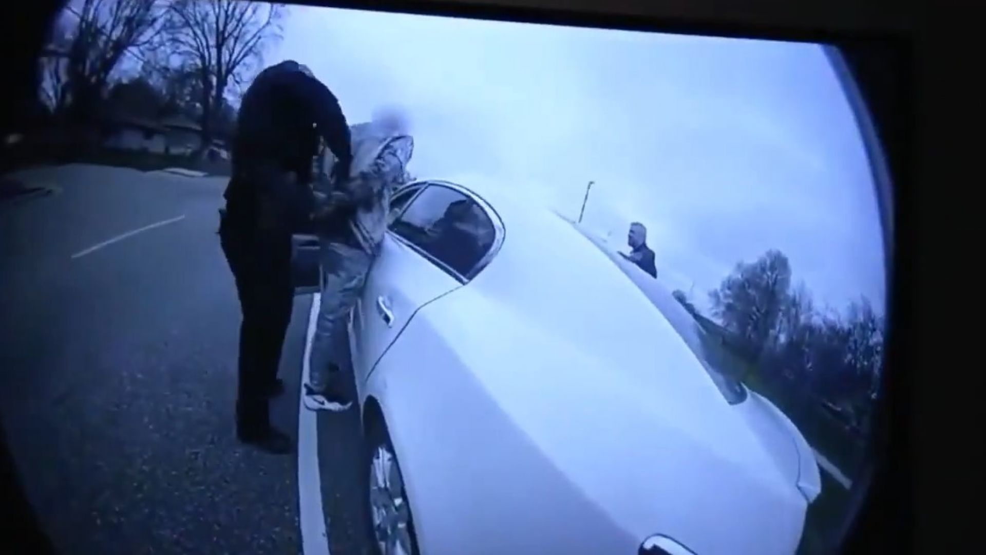 Полицайката, убила чернокожия в Минеаполис, объркала пистолета с тейзъра си (видео)