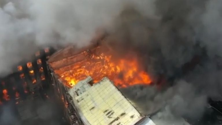 Пожар обхвана историческа сграда в Санкт Петербург, предаде ТАСС. Огънят
