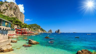 Италия имунизира цели острови, за да посреща туристи