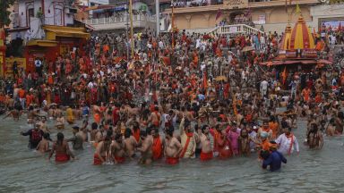 Фестивалът Навратри: Хиляди индуистки поклонници в Ганг (снимки)