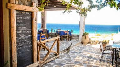 Строгите ограничения за влизащите в Гърция се очаква да отпаднат