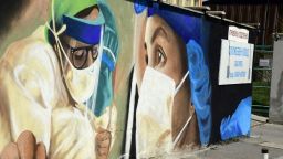 Графити за благодарност към медиците се появиха върху оградата на столична болница