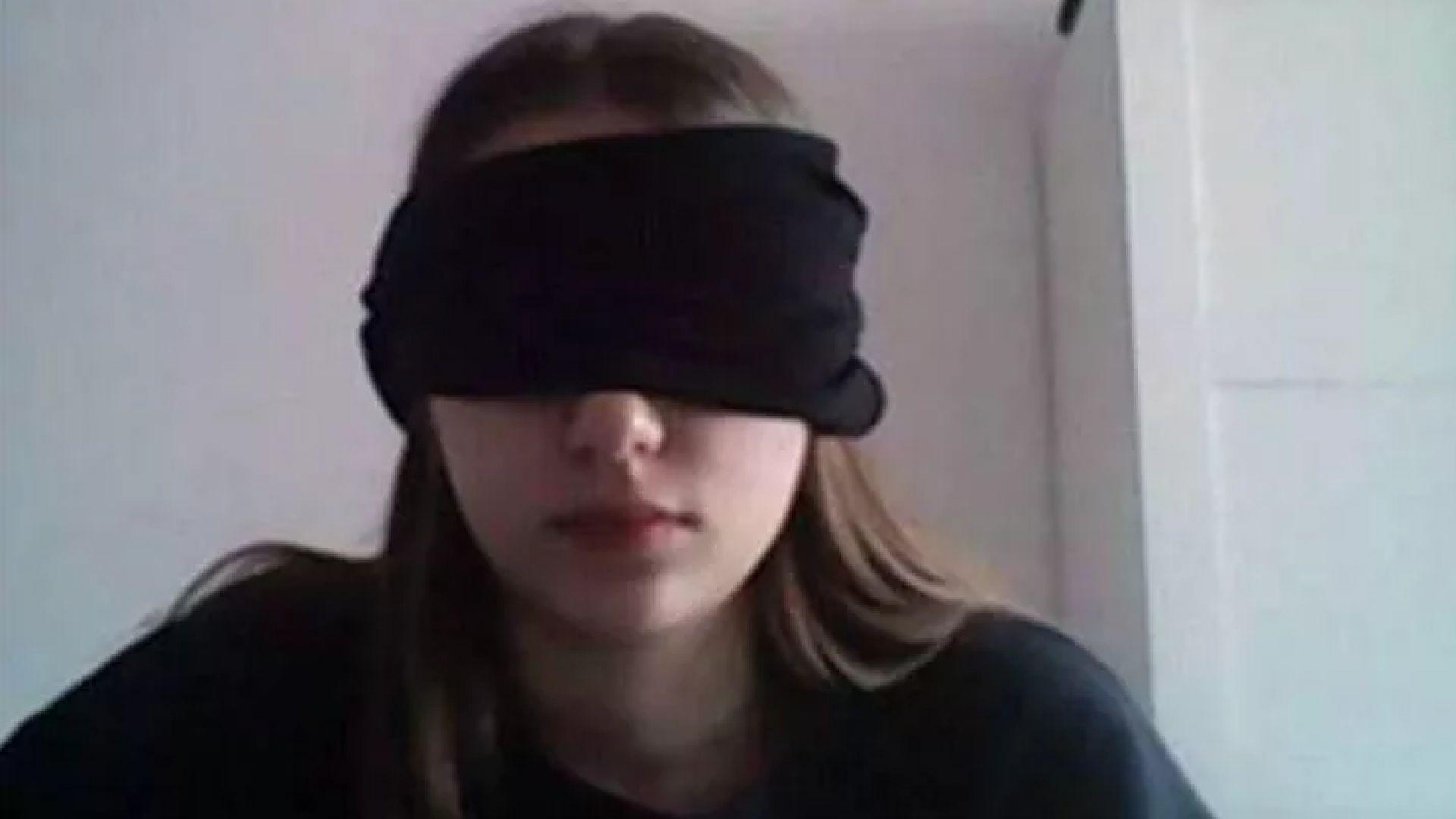 Онлайн изпит предизвика скандал с изискване ученичка да си закрие очите