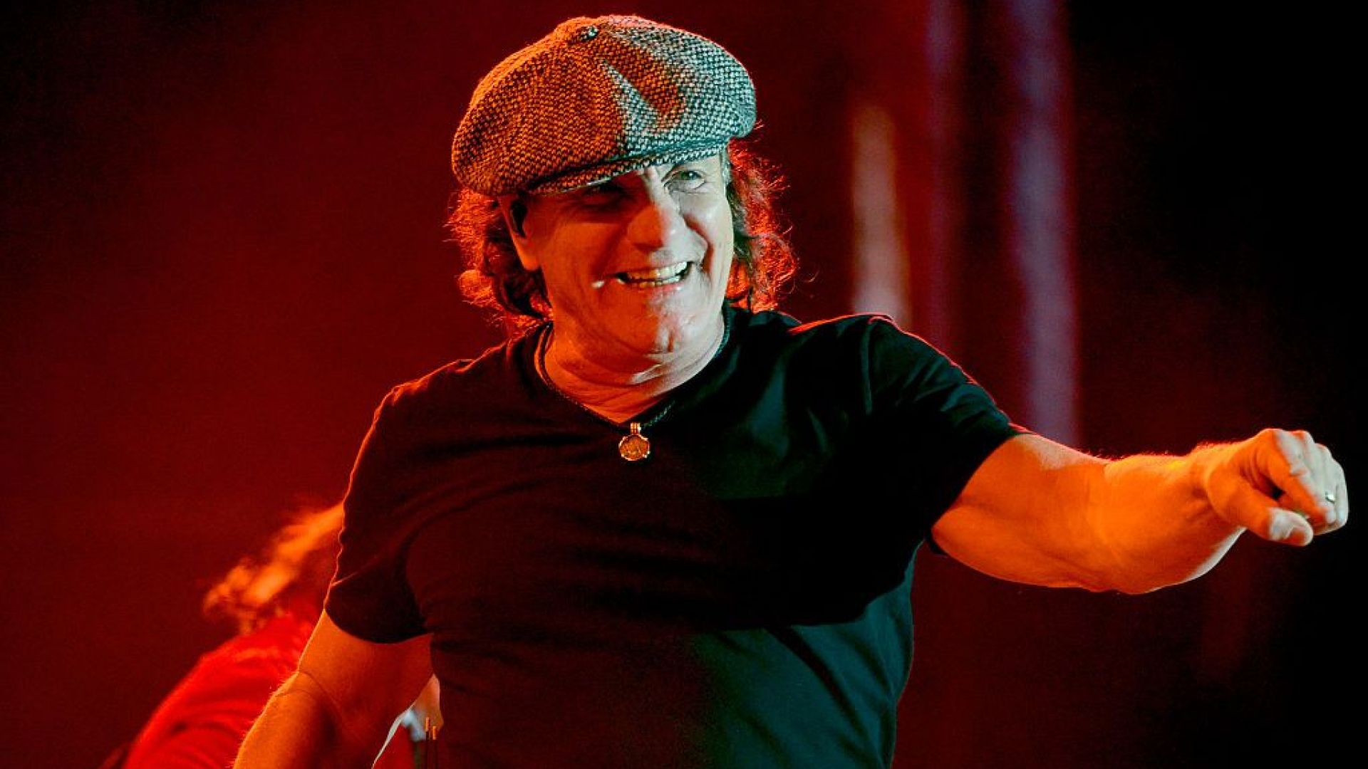 Вокалистът на AC/DC Брайън Джонсън пише мемоарите си